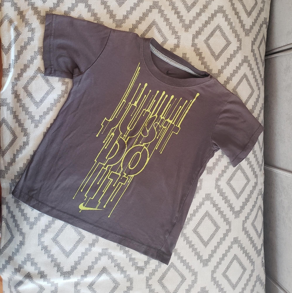 Nike Gray and Yellow Short Sleeve Tee